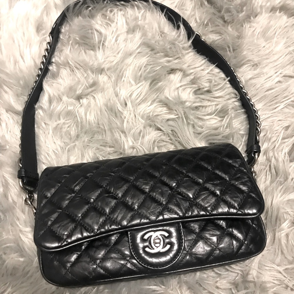 Chanel shoulder Bag. Quilted Lambskin.            Color: Black/Ruthenium